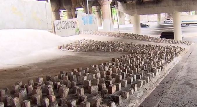  Prefeitura põe pedras em viadutos para evitar moradores de rua em SP